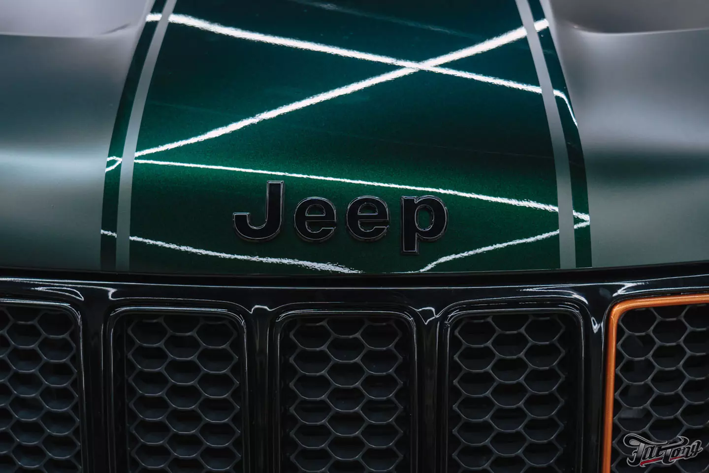 Полное преображение Jeep Grand Cherokee SRT. Часть 1: оклейка в винил и полиуретан, антихром, цветные акценты и окрас ключа, bi-led модули в фарах, окрас дисков и суппортов, керамика